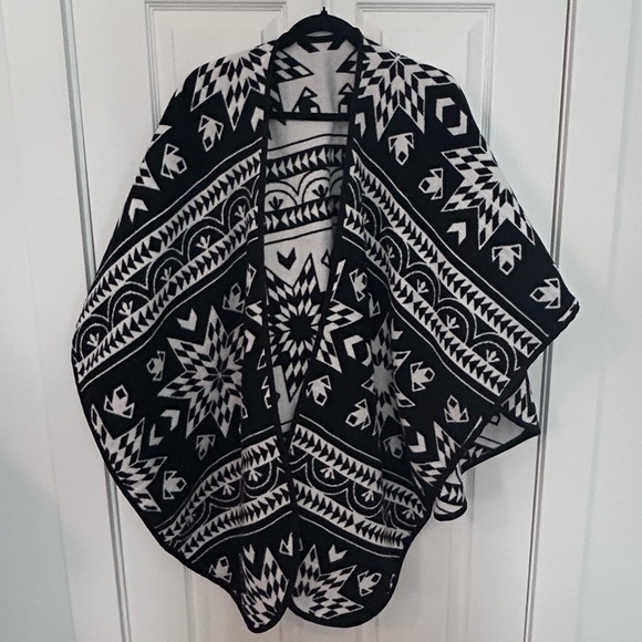 Star Indigenous Geometric Black and White Shawl - Picture 5 of 9